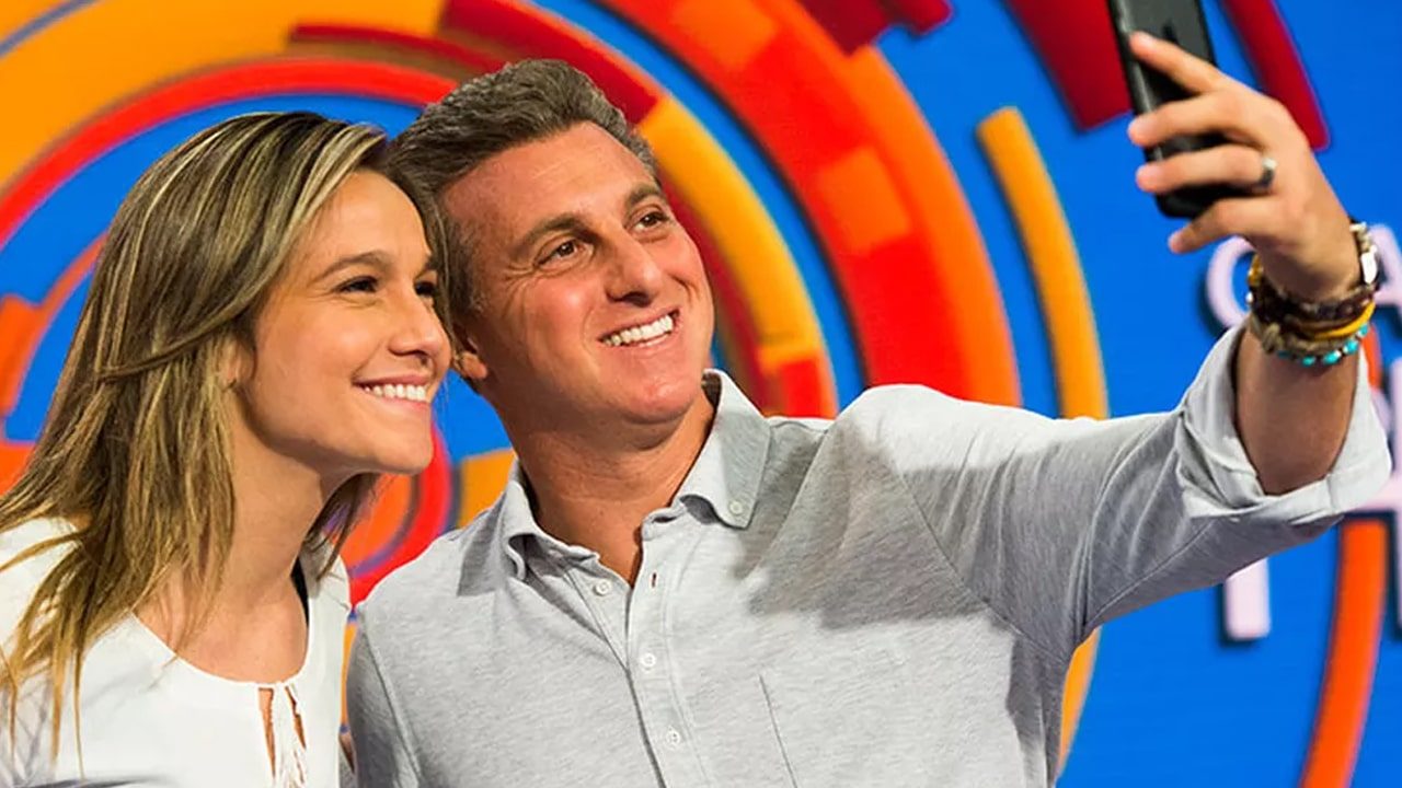 Fernanda Gentil vai apresentar um novo game show aos domingos; Luciano Huck assume o Domingão a partir de setembro (foto: Reprodução)