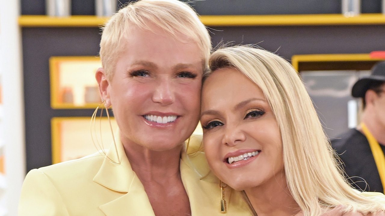 Imagem com foto de Xuxa e Eliana na gravação do programa especial de Natal