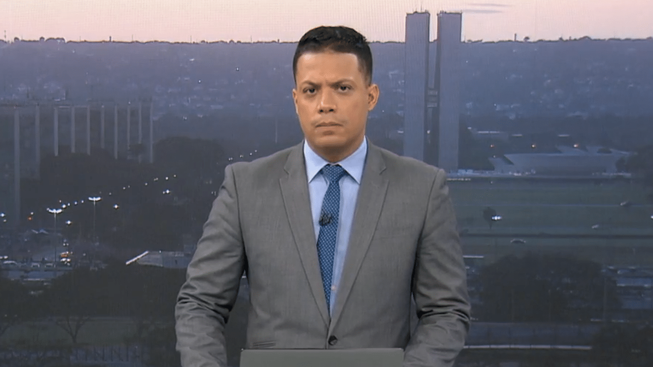 Imagem com foto do jornalista Fred Ferreira no estúdio da Globo