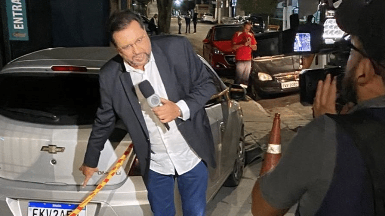 Imagem com foto do apresentador Geraldo Luís durante reportagem na madrugada