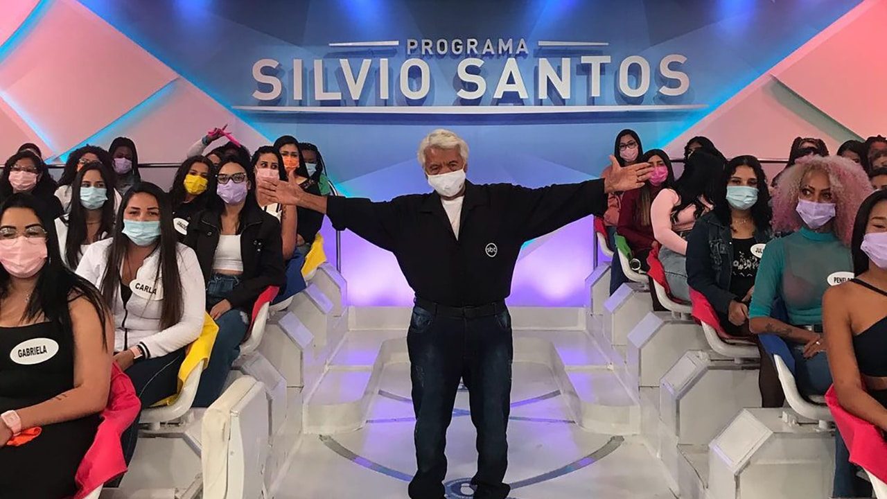 Imagem com Roque no auditório do Programa Silvio Santos