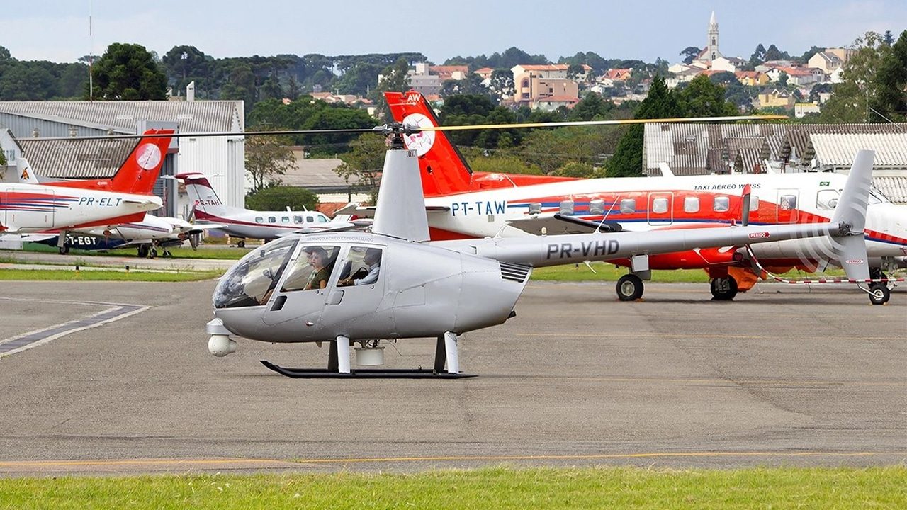 Piloto do helicóptero da Record no Rio de Janeiro foi atingido por tiro (foto: Lucas Gabardo/Jetphotos)