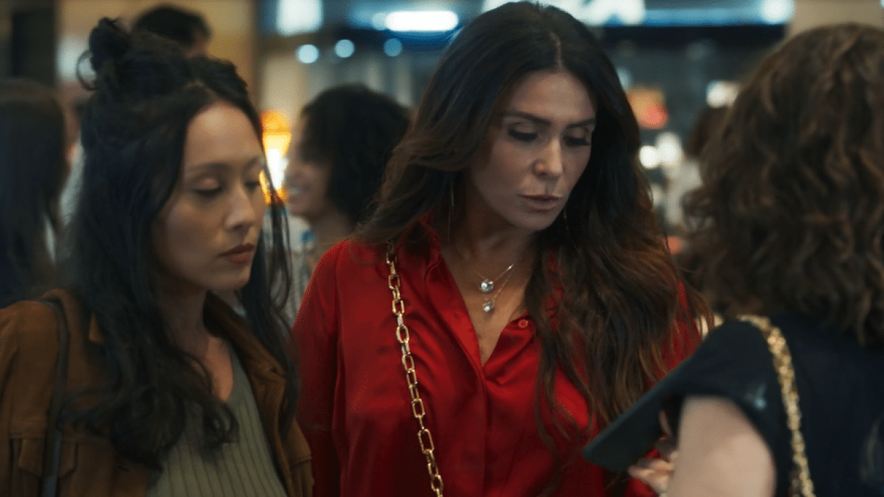 Helô é chamada por Núbia para achar Tonho que sumiu no shopping em Travessia