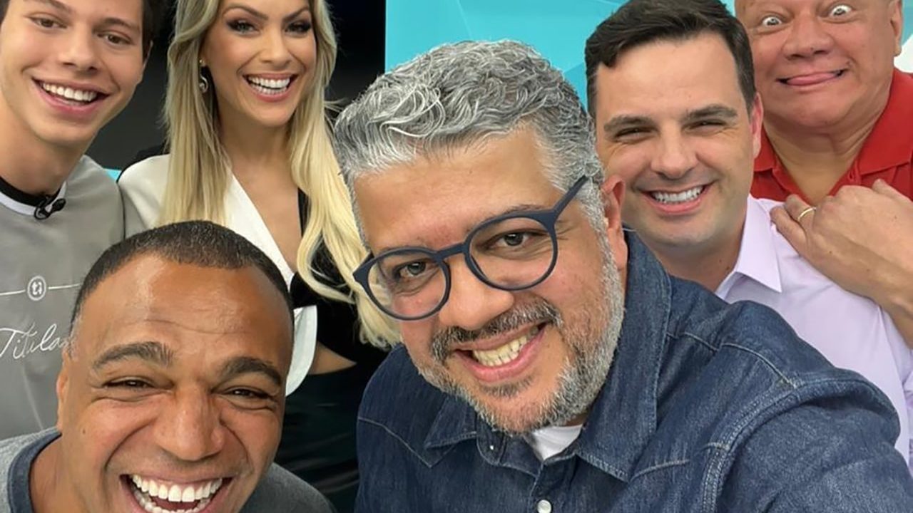 Imagem com foto de Héverton Guimarães ao lado dos colegas Renata Fan, Denílson, Chico Garcia, Ronaldo Giovaneli e João Pedro Sgarbi