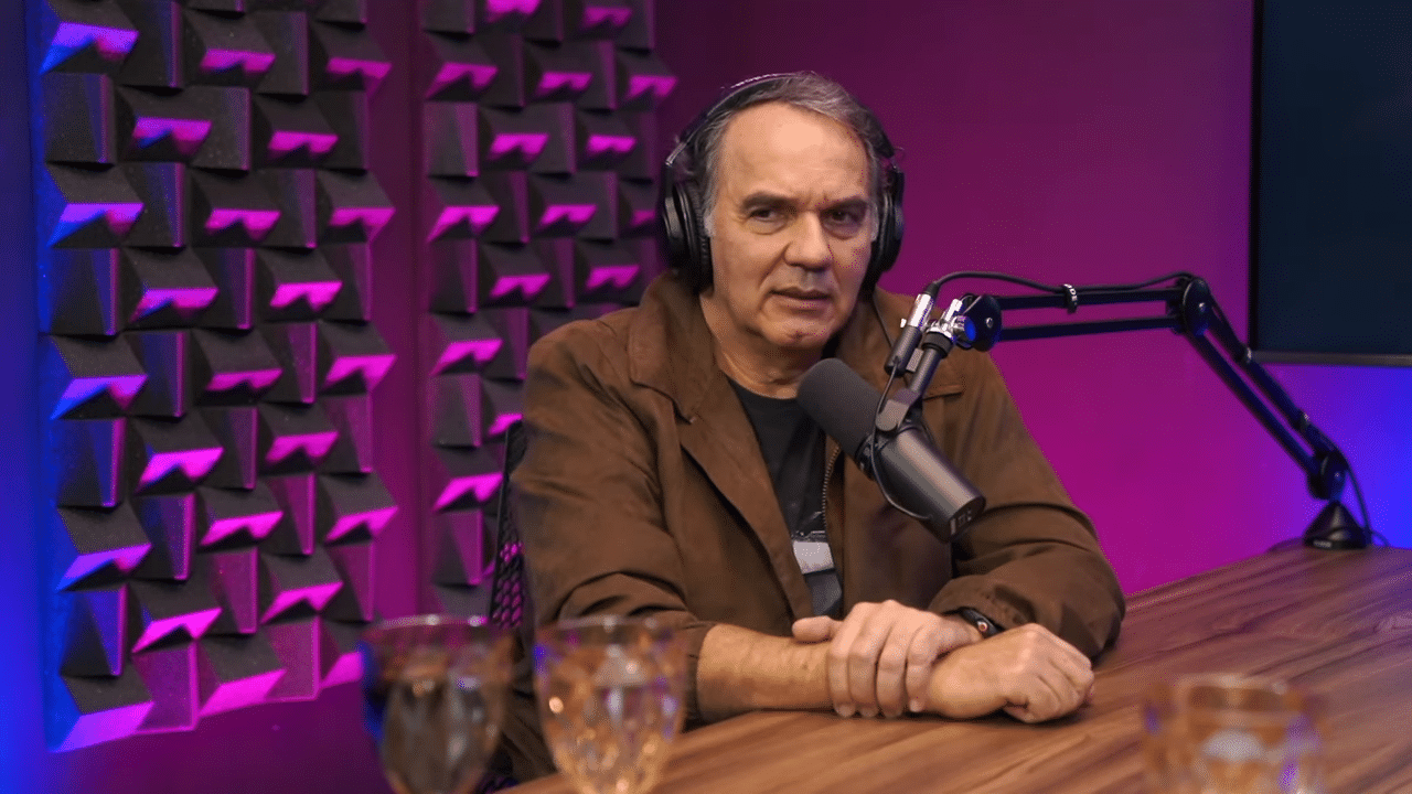 Imagem com foto do ator Humberto Martins durante entrevista ao podcast Papagaio Falante