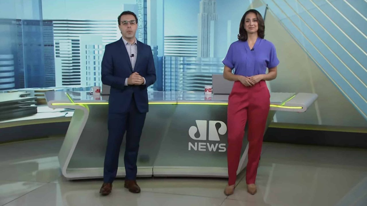 Foto de Rafael Colombo e Lívia Zanolini no estúdio da Jovem Pan News