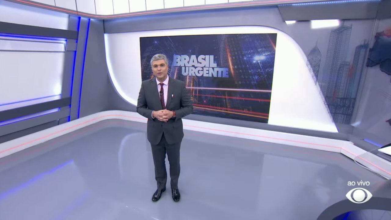 Foto do apresentador Joel Datena no estúdio do Brasil Urgente