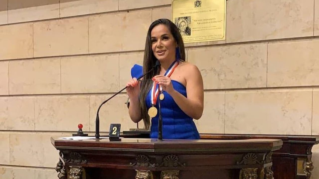 Imagem com foto da apresentadora Isabele Benito