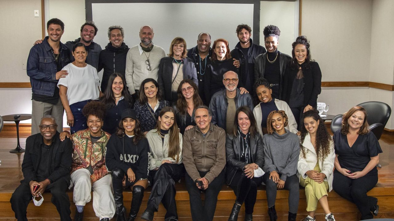 Imagem com foto do encontro entre os atores do elenco da novela Travessia