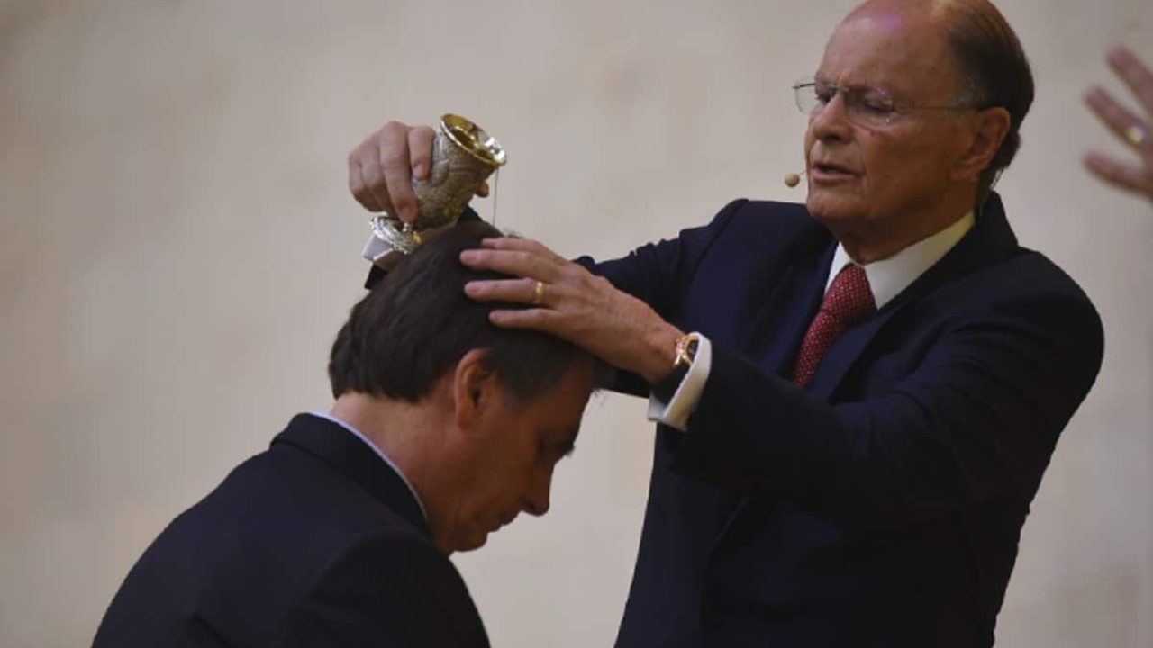 Imagem com foto do bispo Edir Macedo abençoando o presidente Jair Bolsonaro no Templo de Salomão da Igreja Universal