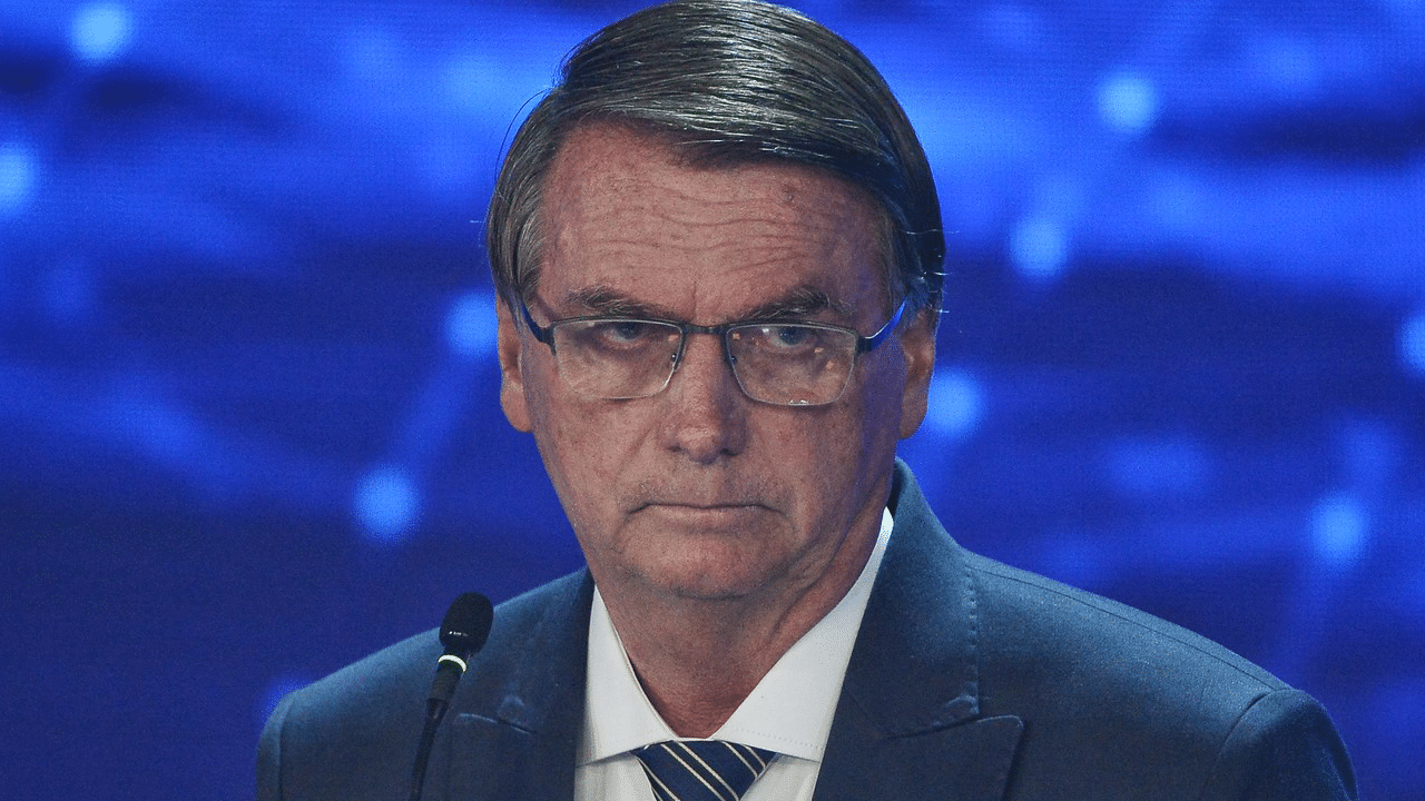 Imagem com foto de Jair Bolsonaro durante debate da Band