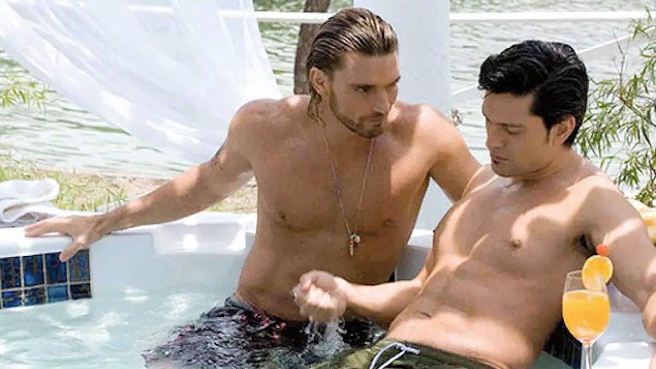 Julián Gil e Marcelo Córdoba em cena de Sortilégio; SBT mudou dublagem de novela para "converter" casal gay (foto: Reprodução)