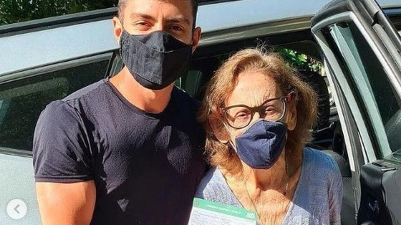 A atriz Laura Cardoso, de 93 anos, foi vacinada neste contra a covid-19 (foto: Reprodução)