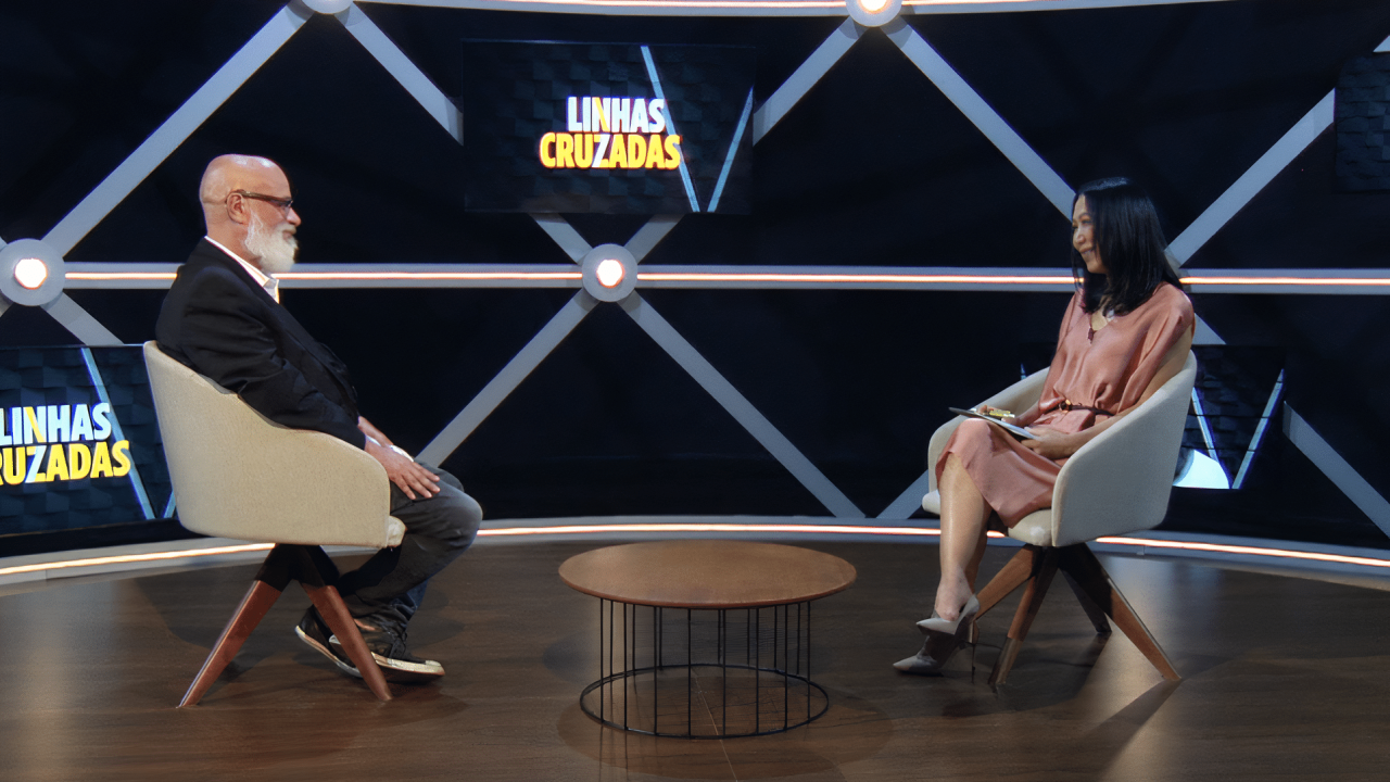 Luiz Felipe Pondé e Thaís Oyama apresentam o novo programa Linhas Cruzadas na TV Cultura (foto: TV Cultura/Divulgação)