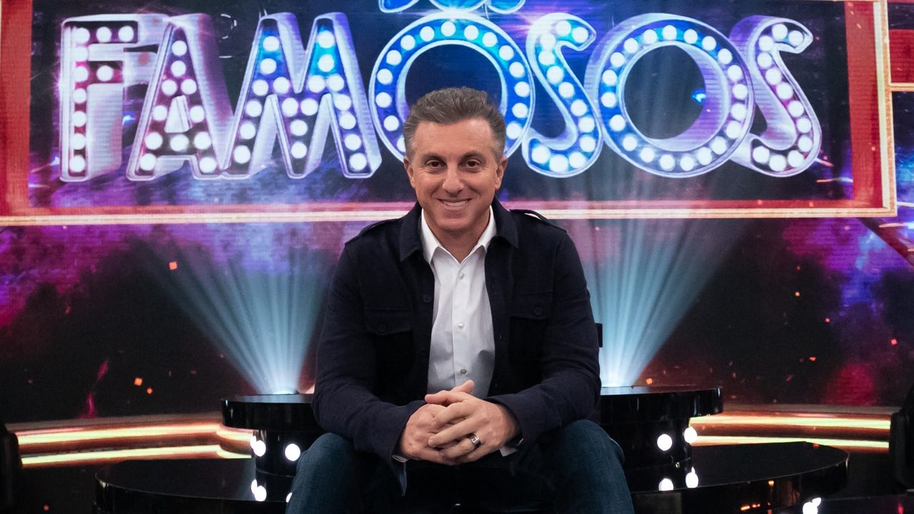 Imagem com foto do apresentador Luciano Huck no cenário do Show dos Famosos