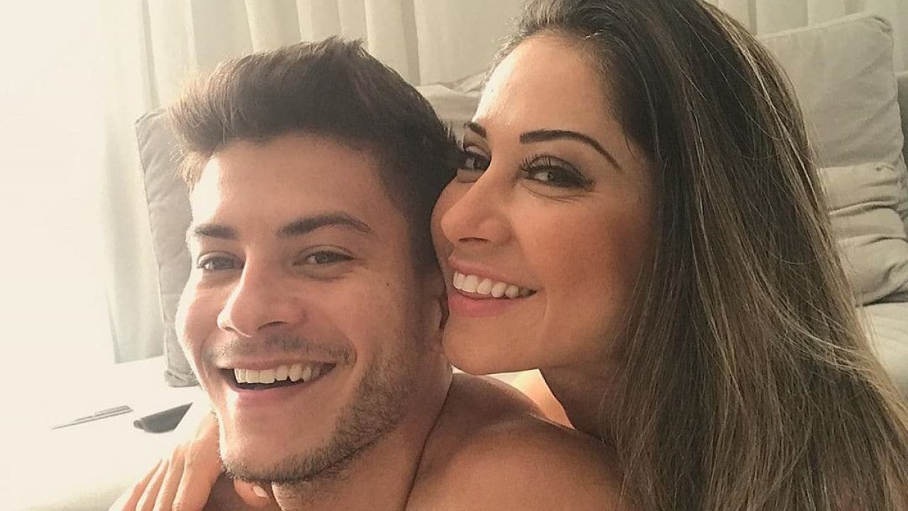 Imagem com foto de Arthur Aguiar e Maíra Cardi