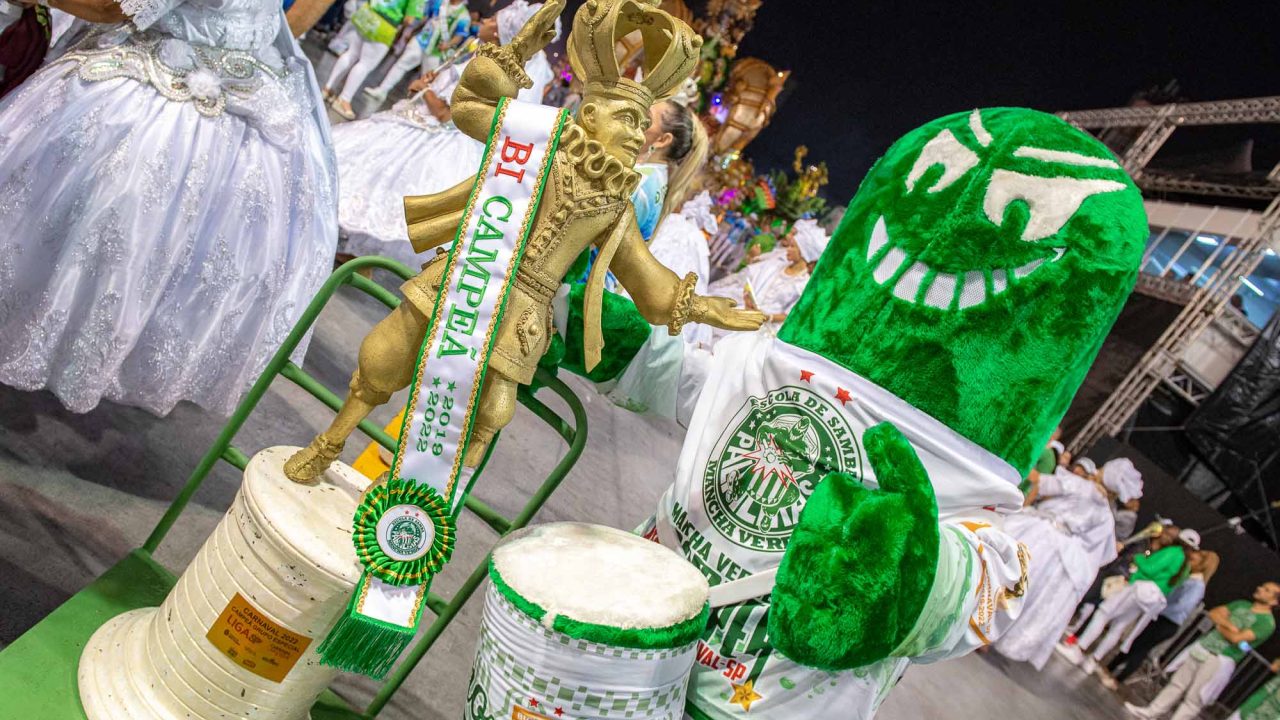 Imagem com foto do título da Mancha Verde, campeã de 2022 do Carnaval de São Paulo