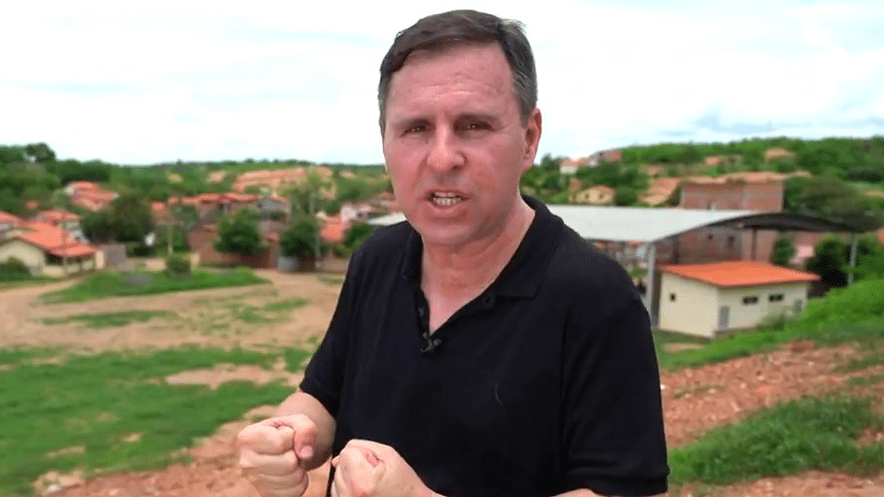 Imagem com foto do repórter Marcelo Canellas durante reportagem do Fantástico sobre a fome no Brasil