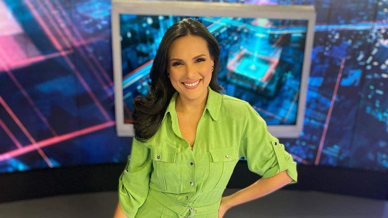 Imagem com foto da jornalista Márcia Dantas no cenário do SBT Brasil