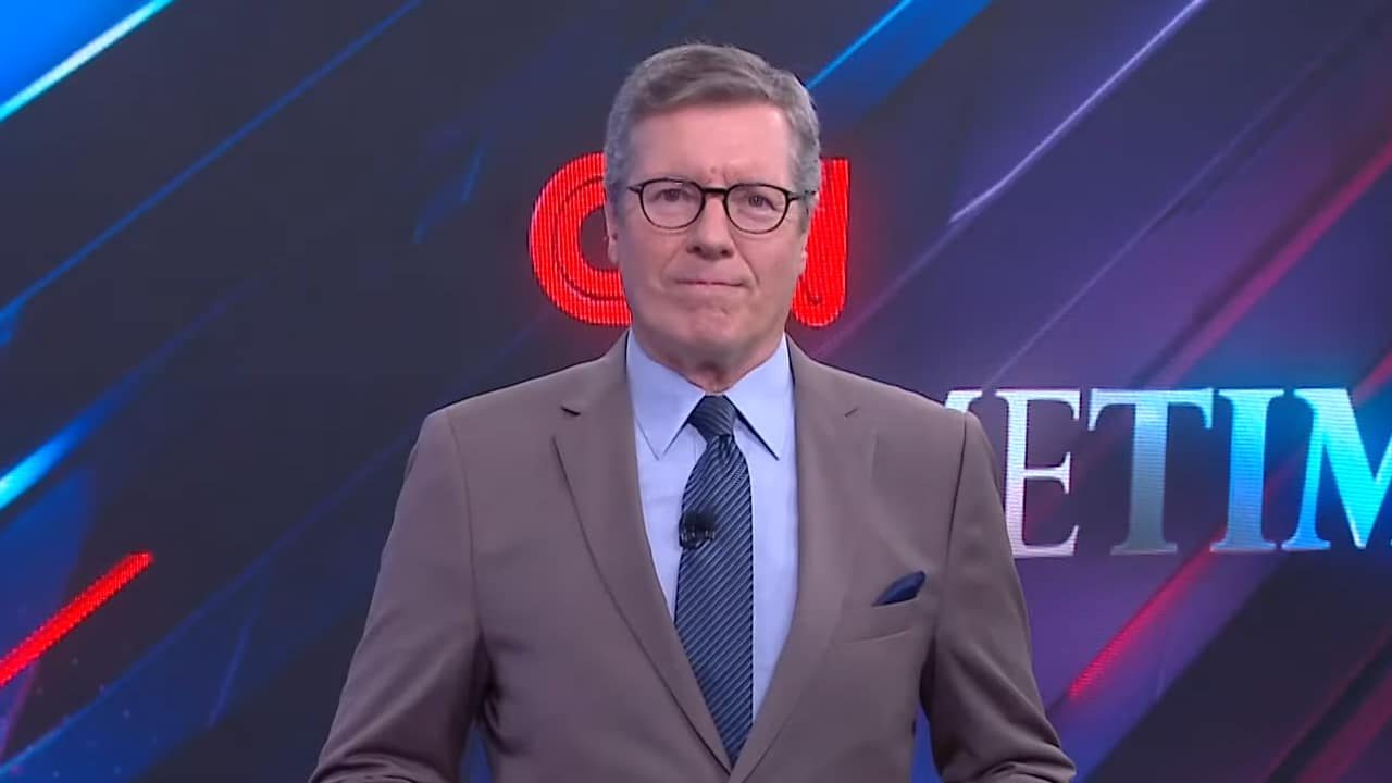 Imagem com foto do jornalista Márcio Gomes durante apresentação do CNN Prime Time