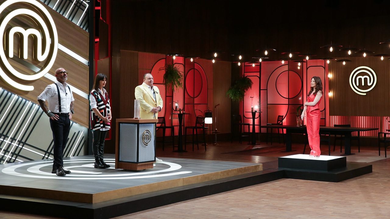 Imagem com foto dos jurados e a apresentadora Ana Paula Padrão no MasterChef Brasil