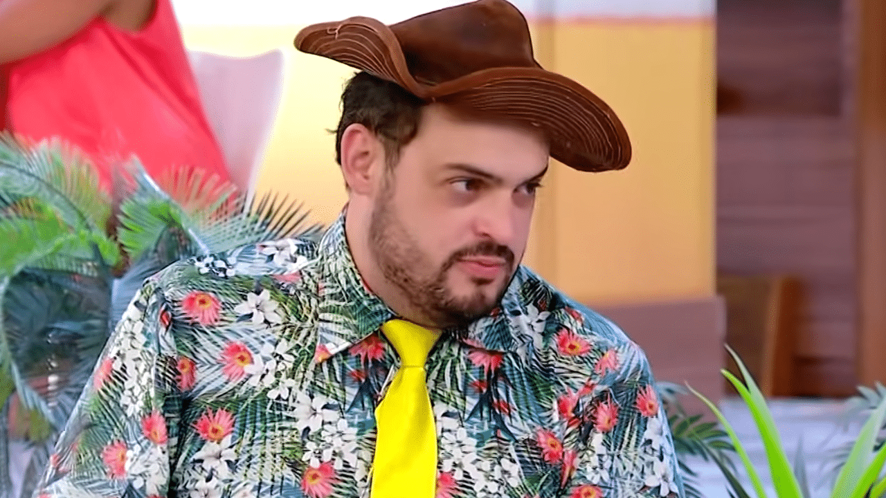 Imagem com foto do comediante Matheus Ceará