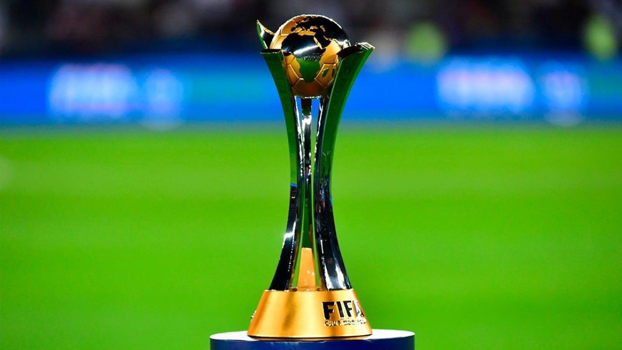 Imagem com foto da taça do Mundial de Clubes da Fifa