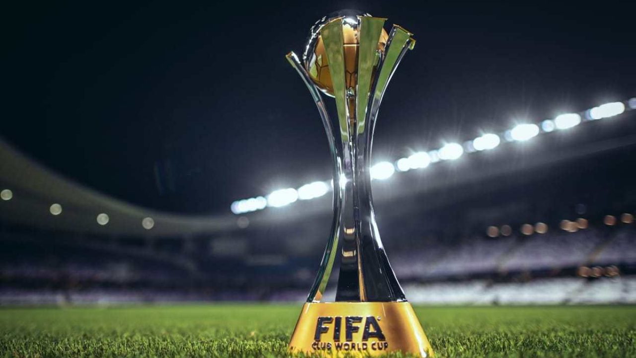 Imagem com foto da taça da Fifa