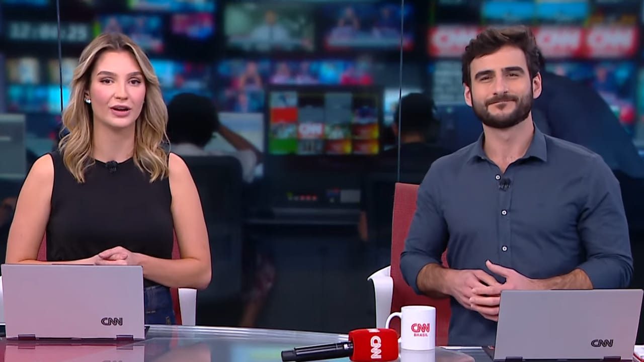 Imagem com foto dos âncoras Muriel Porfiro e Evandro Cini, do Live CNN, da CNN Brasil