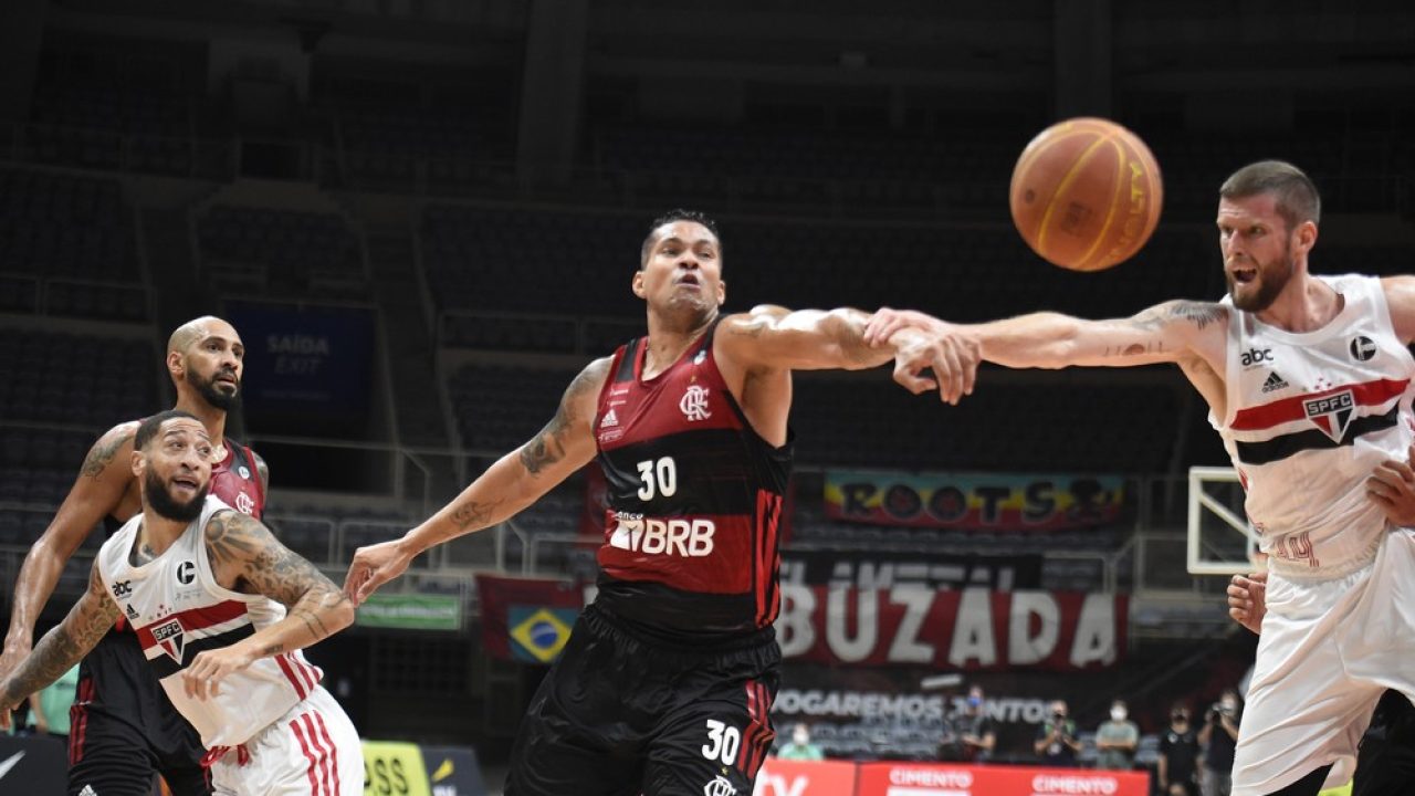 Imagem dos jogadores Rafael Hettsheimeir e Renan Santos disputando a bola na final do NBB