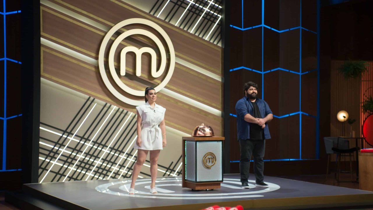 Participantes do MasterChef Brasil são surpreendidos pelos sertanejos Naiara Azevedo e Fabiano Menotti (foto: Band/Carlos Reinis)