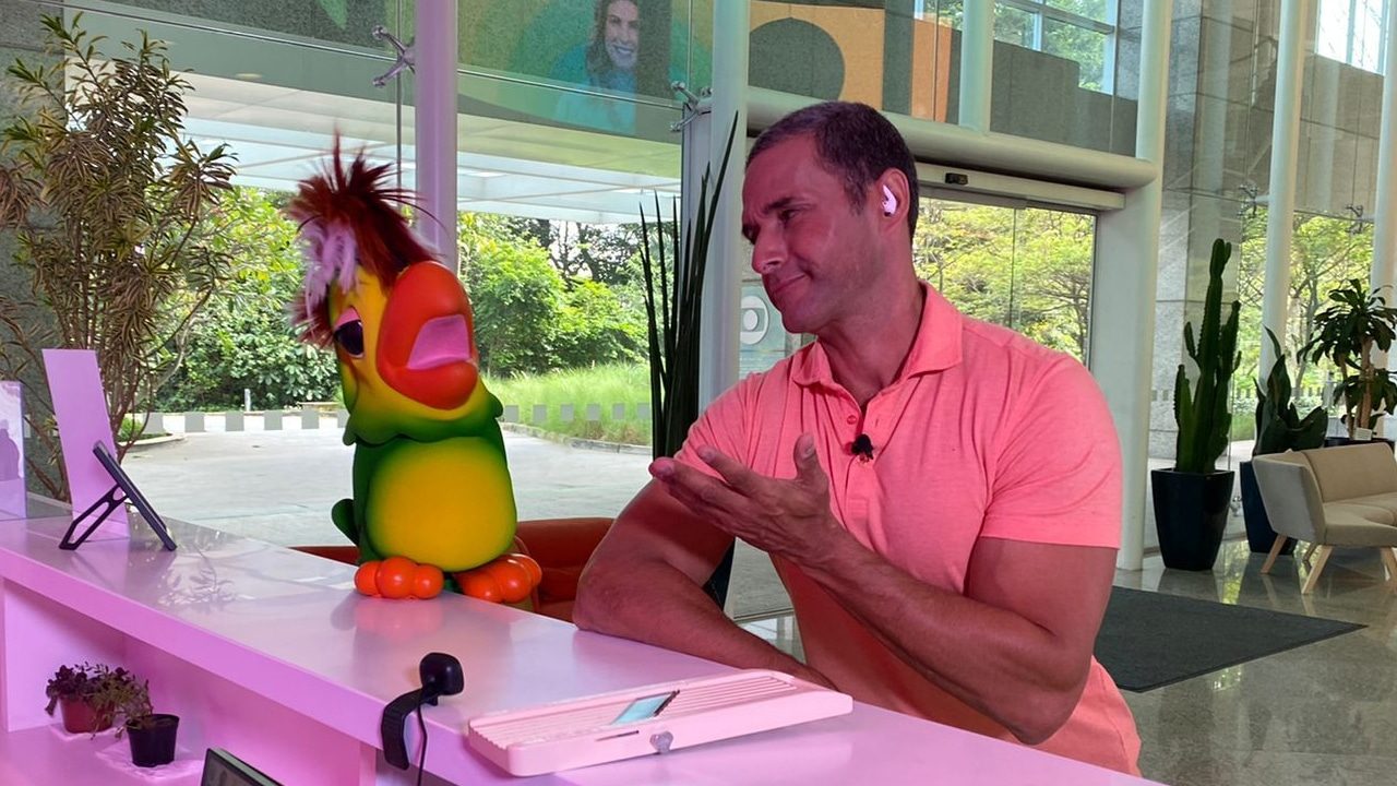 Imagem com foto do suposto novo filho de Louro José e o repórter Fabricio Battaglini