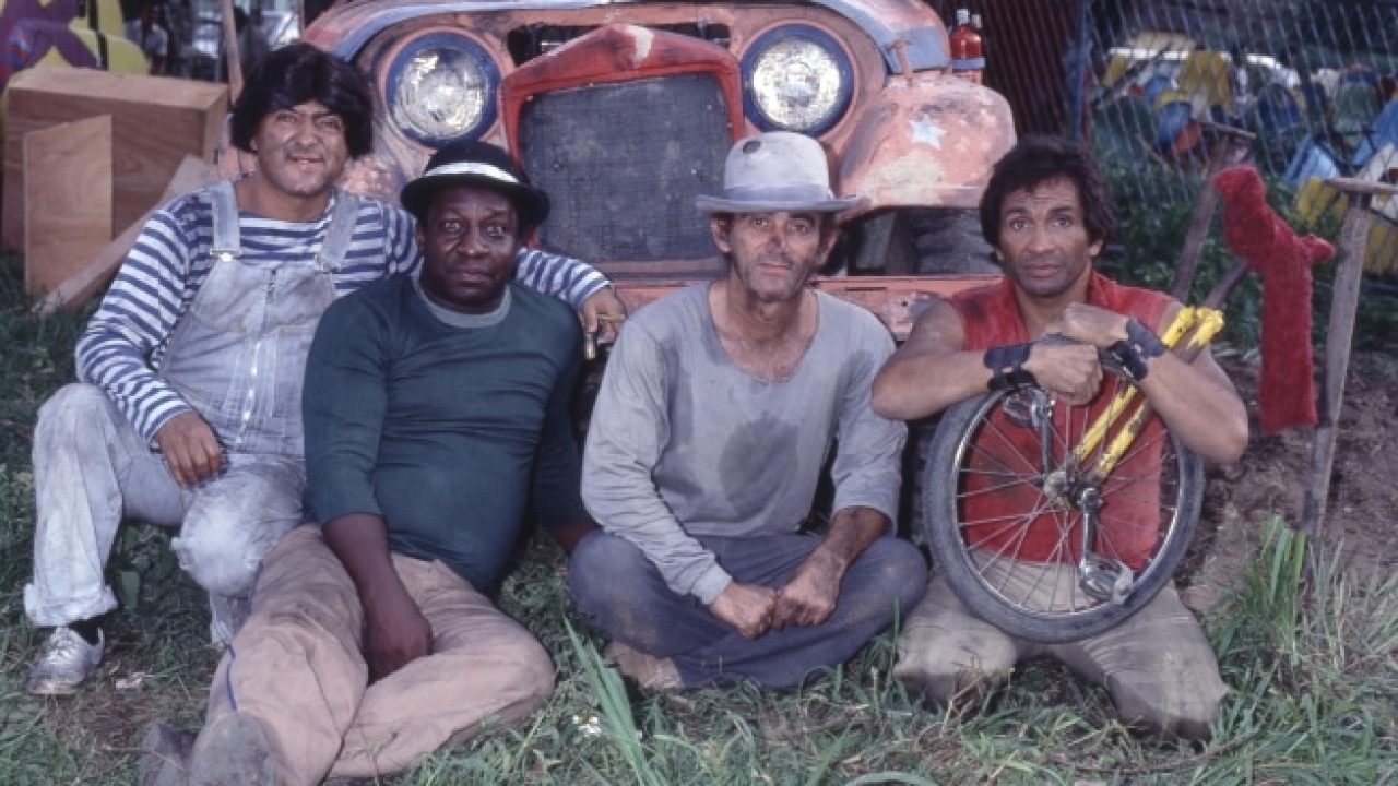 Imagem dos humoristas Zacarias, Mussum, Didi e Dedé nos bastidores de um filme