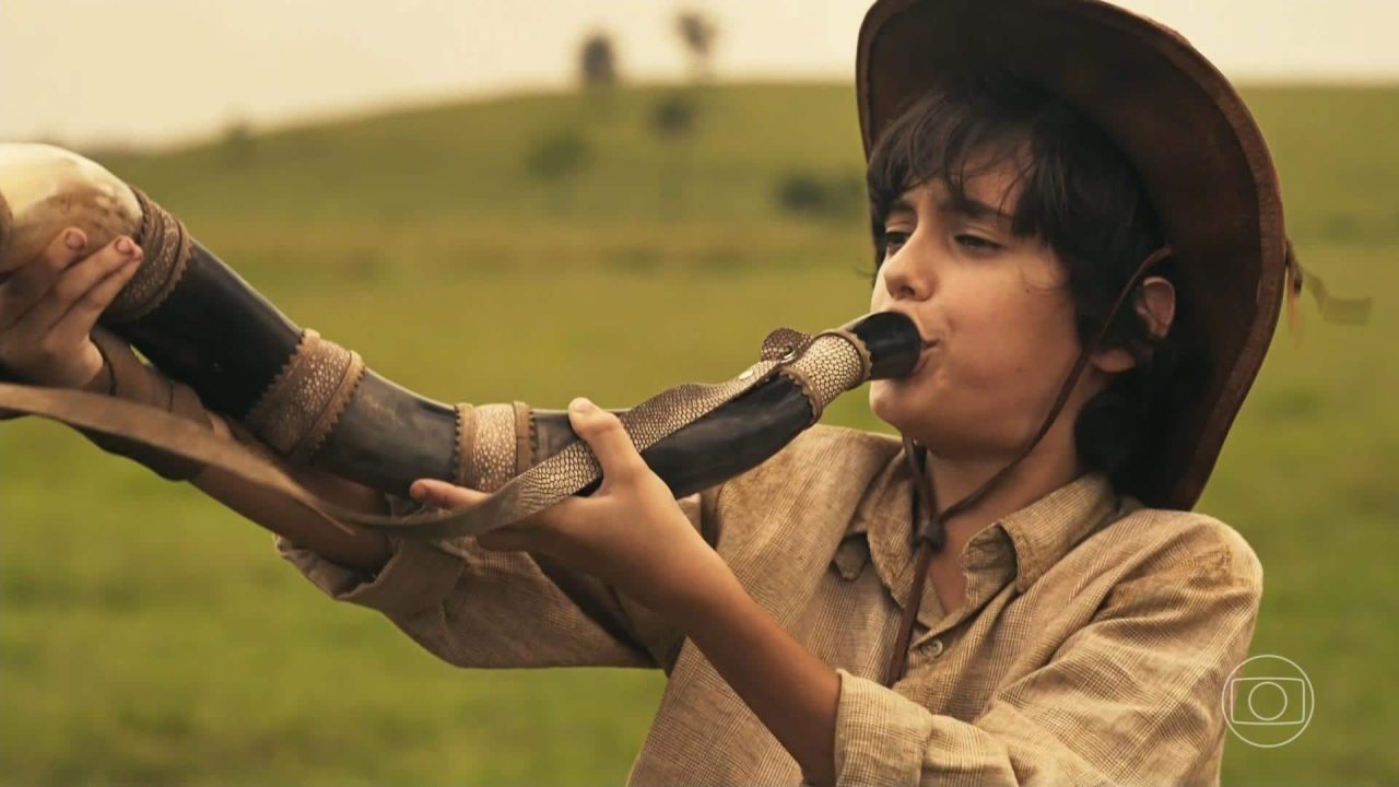 Criança toca berrante no primeiro capítulo da novela Pantanal