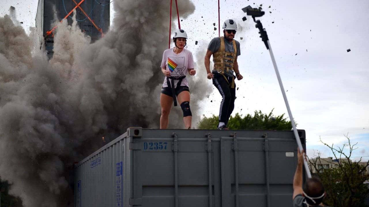 Imagem com foto dos atores Paolla Oliveira e Marcelo Serrado durante treinamento para Cara e Coragem