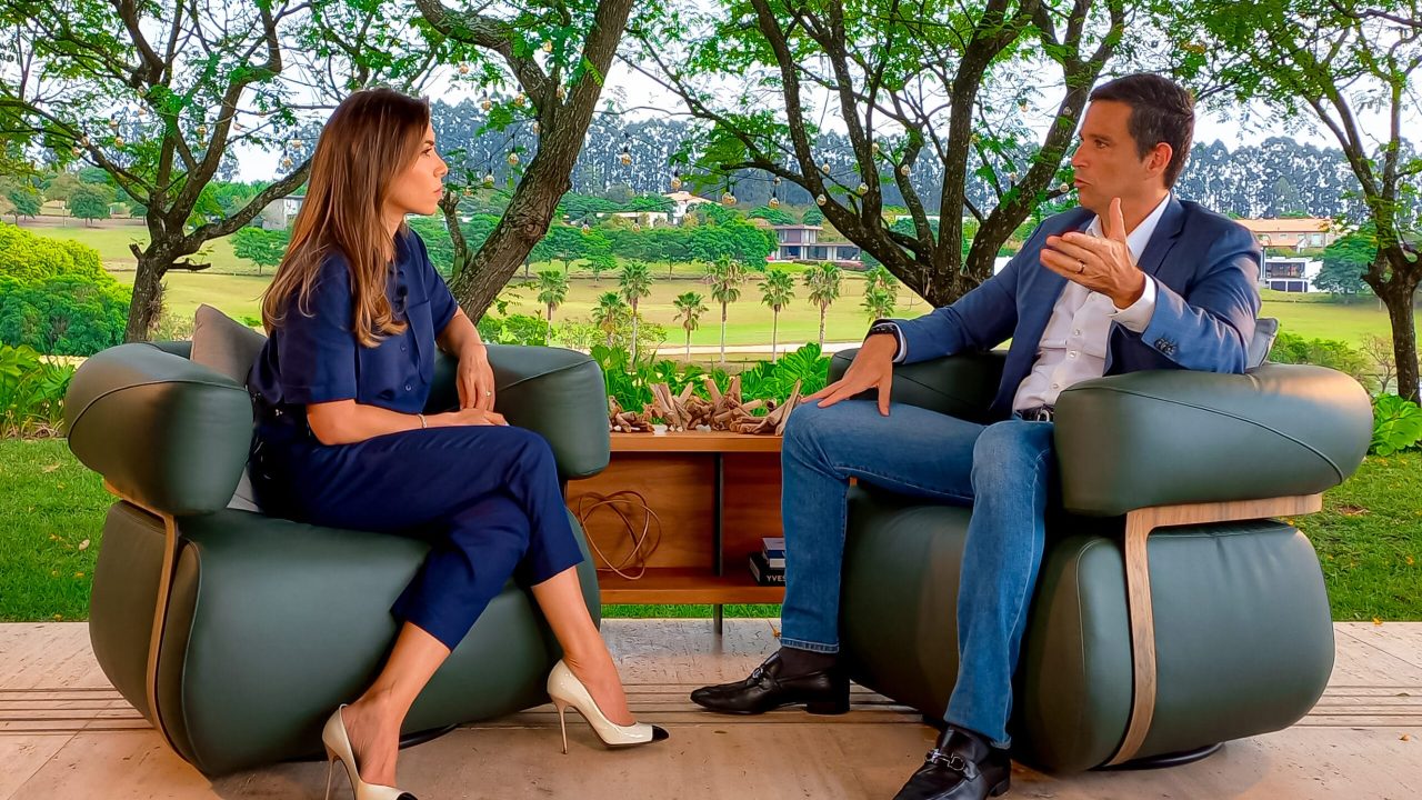 Imagem com foto da apresentadora Patricia Abravanel entrevistando Roberto Campos Neto