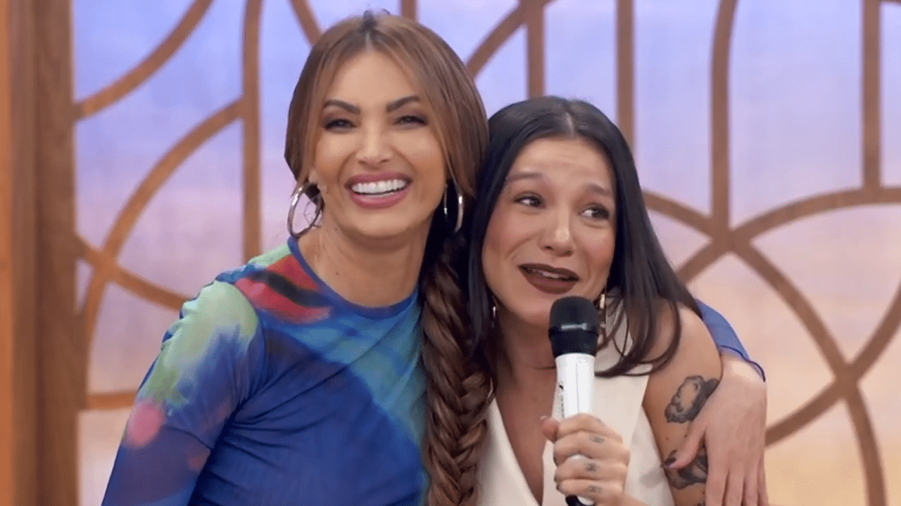 Imagem com foto de Patrícia Poeta e Priscilla Alcântara abraçadas no Encontro