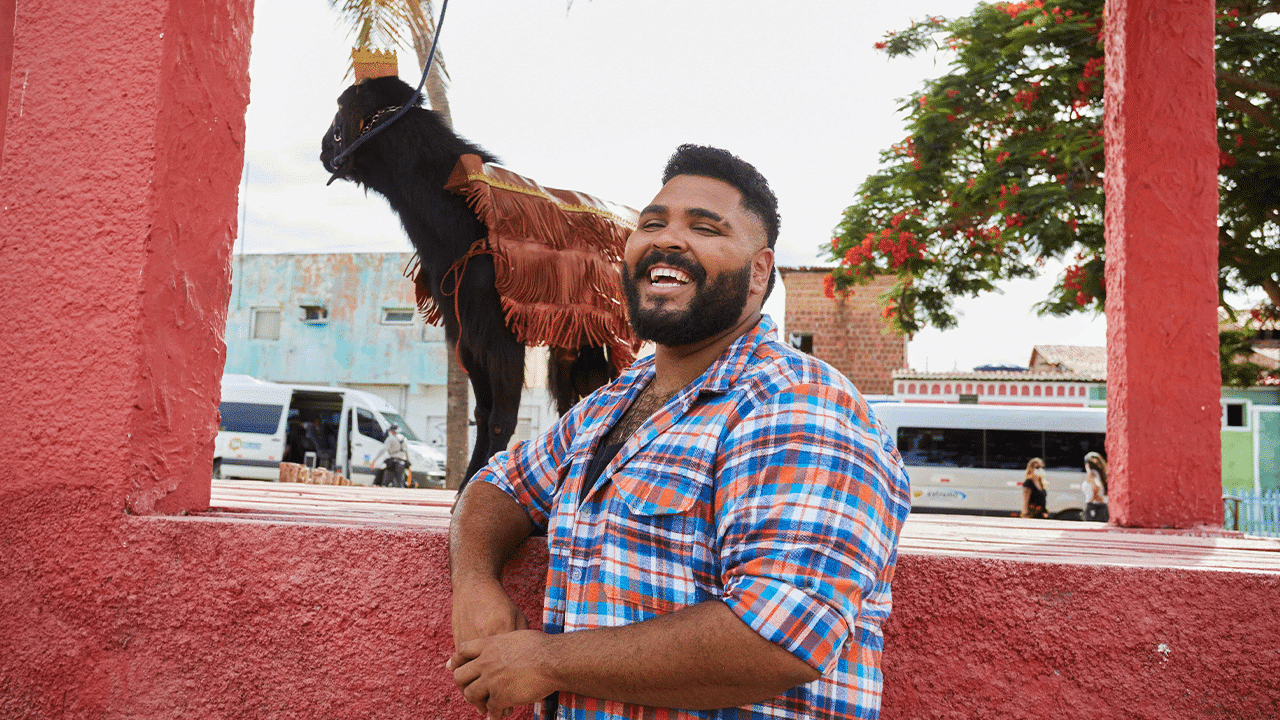 Imagem com foto do comediante Paulo Vieira