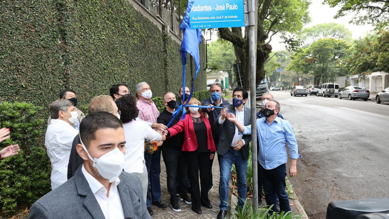 Foto do momento em que autoridades fazem descerramento da placa em homenagem a José Paulo de Andrade