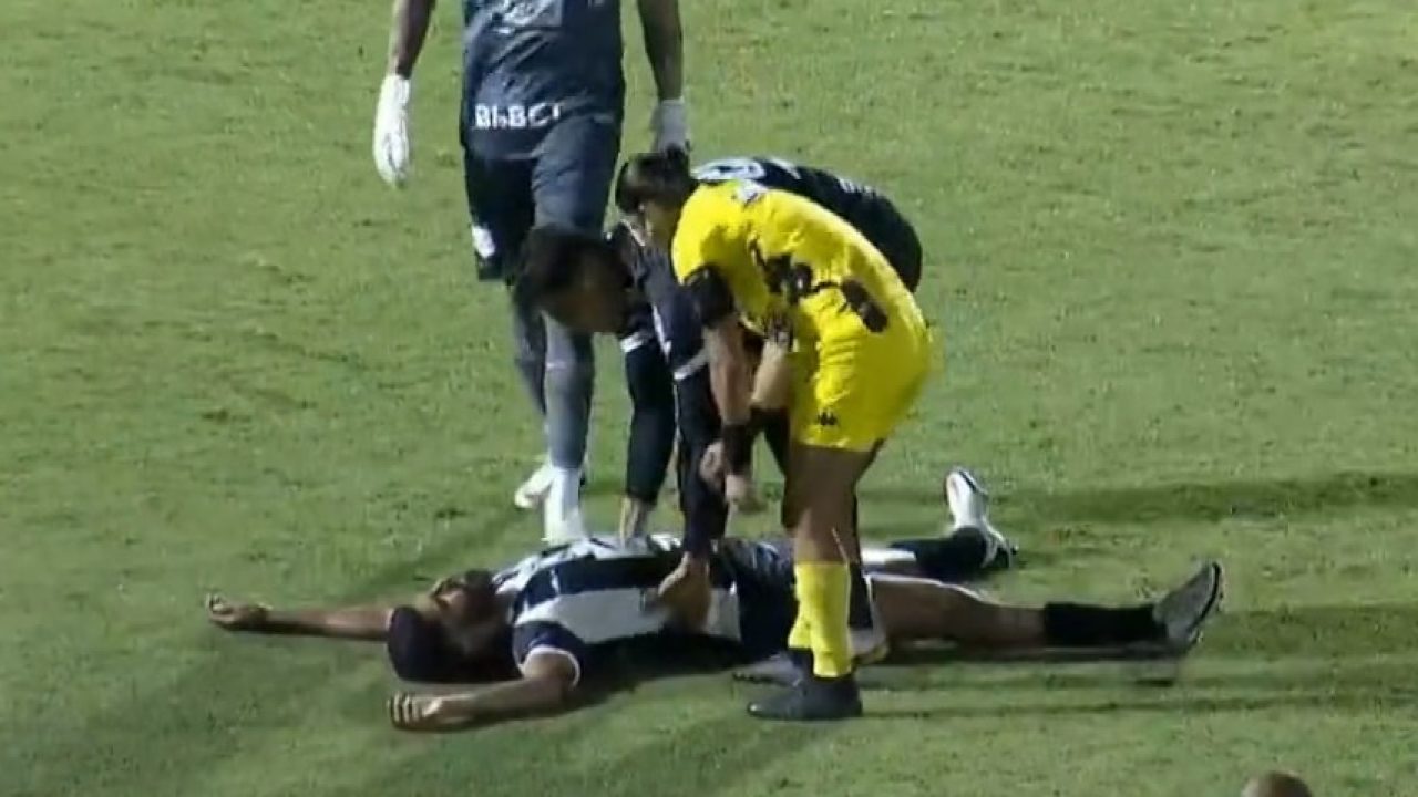 Imagem com foto do jogador caído no chão no jogo entre Red Bull Bragantino e Inter de Limeira