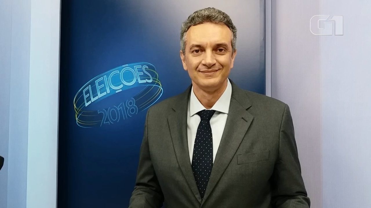 Imagem do jornalista Roberto Paiva durante mediação de debate em afiliada da Globo em 2018