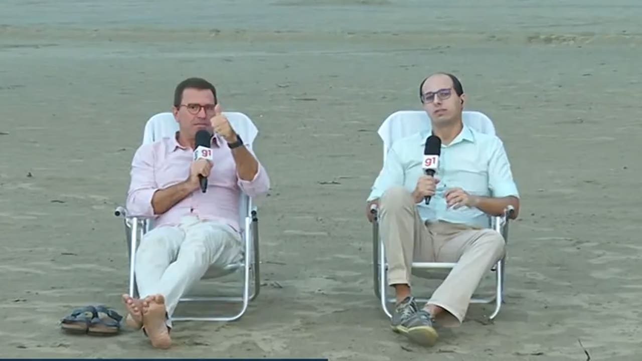 Imagem com foto de Rodrigo Bocardi na praia ao lado do jornalista Rodrigo Nardelli