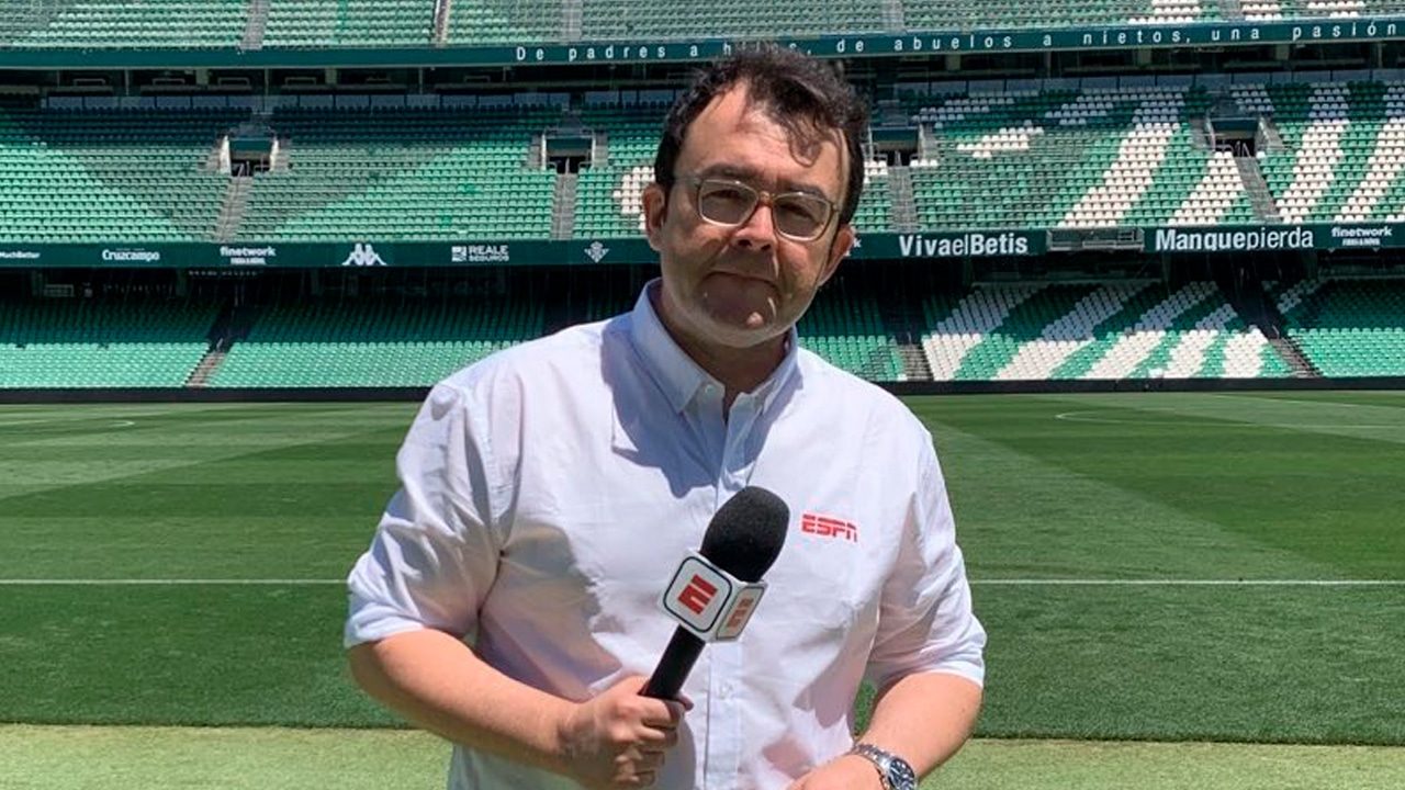 Imagem com foto do narrador Rogério Vaughan, da ESPN