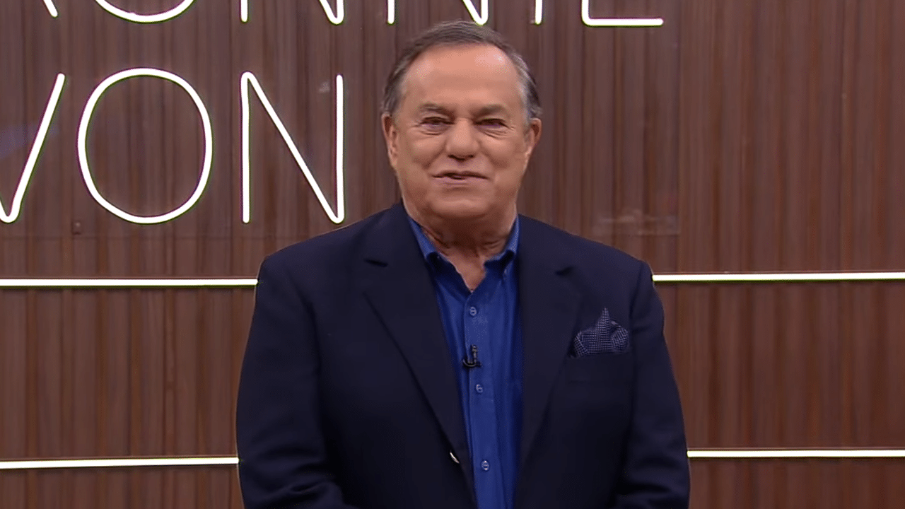 Imagem com foto do apresentador Ronnie Von, que revelou experiência traumática com Silvio Santos