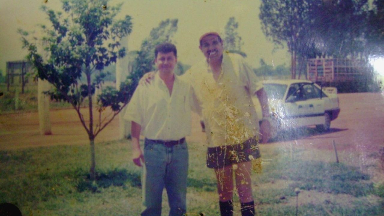 Imagem com foto do ator Rubén Aguirre (à direita) durante visita ao Brasil no final dos anos 1990