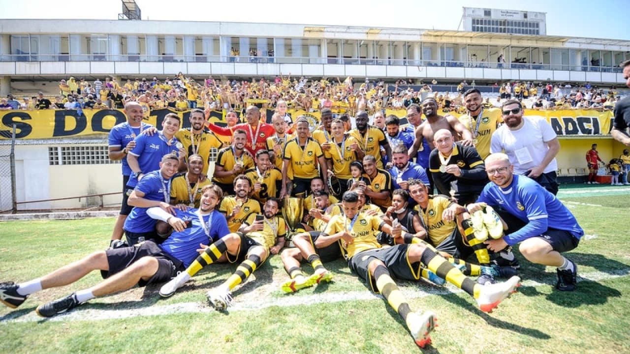 Imagem com foto do time do São Bernardo, atual campeão da Copa Paulista, recebendo o troféu