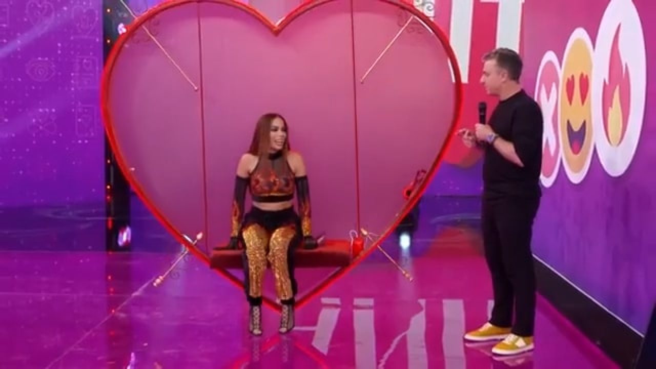 Imagem com foto de Anitta no palco de novo quadro com Luciano Huck