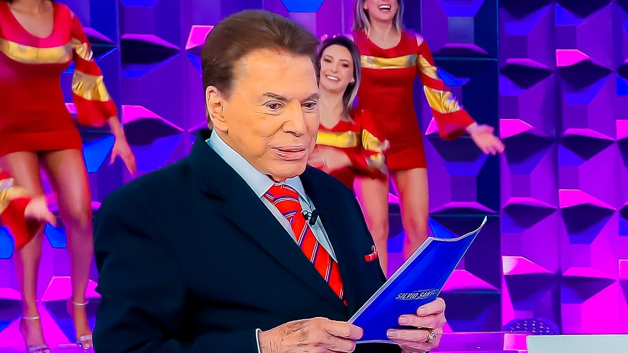 Imagem com foto de Silvio Santos durante apresentação do Programa Silvio Santos