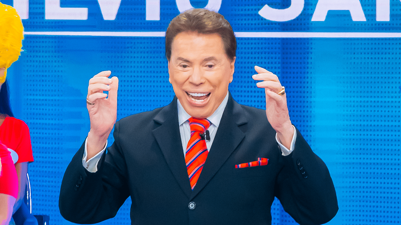 Imagem com foto de Silvio Santos no palco do programa dele no SBT