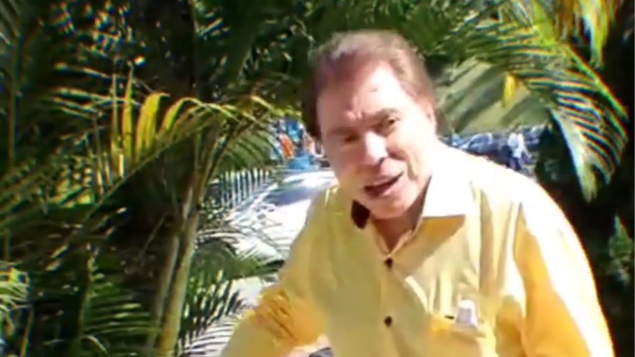 Imagem com foto do apresentador Silvio Santos chegando ao SBT